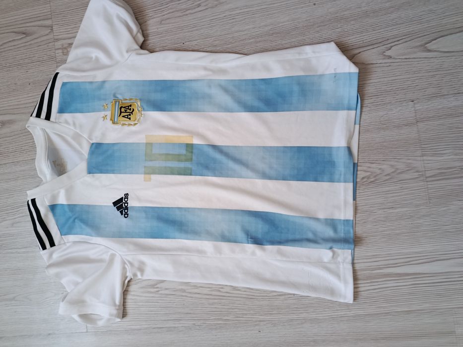 Tricou cu Argentina Pe spate cu Messi  ediție limitată  preț 100lei