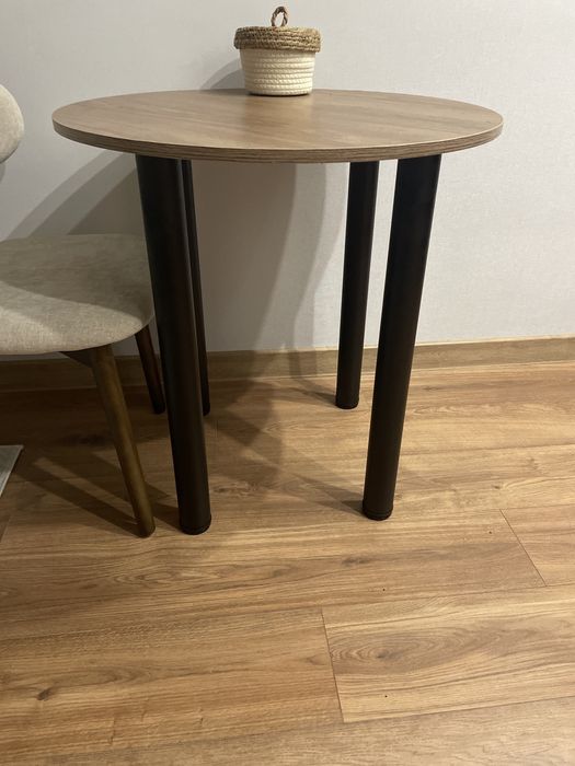 Стол обеденный размером 70х 70