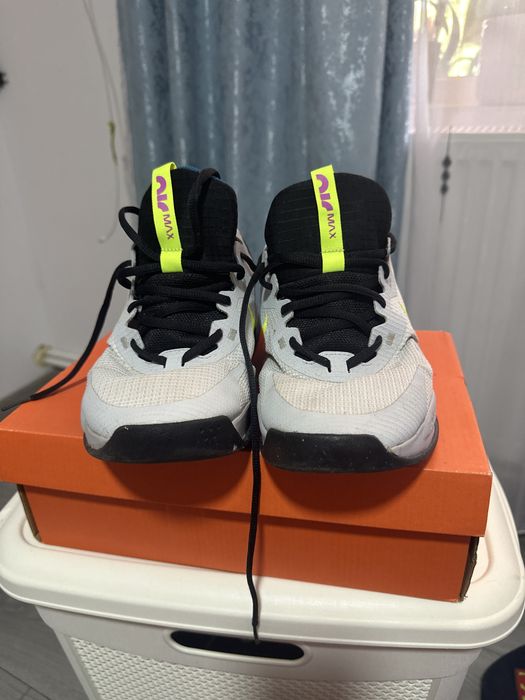 Vand adidasi nike noi