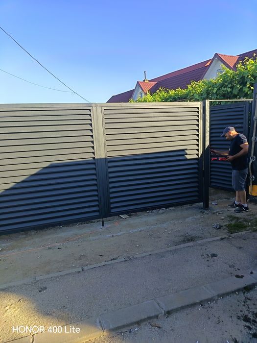Garduri si porti din panouri stil jaluzele, sipca metalica, tabla cutata, plasa bordurata, fier forjat, BCA sau beton si alte modele disponibile