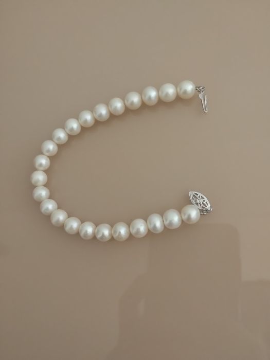 Brățară elegantă din perle albe – un șir clasic