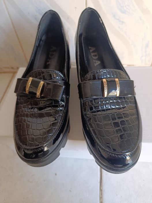 Недорого срочно продам женские кроссовки и туфли