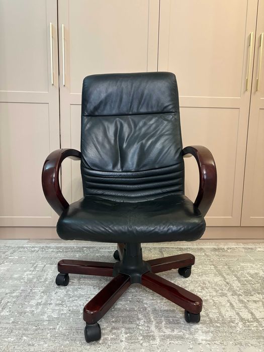 Кожаное кресло с красным деревом