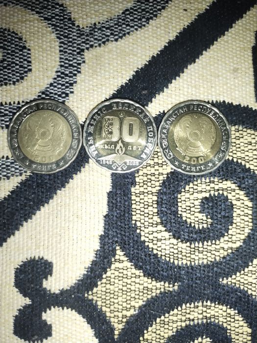 Продам коллекционные монеты 200,100тг