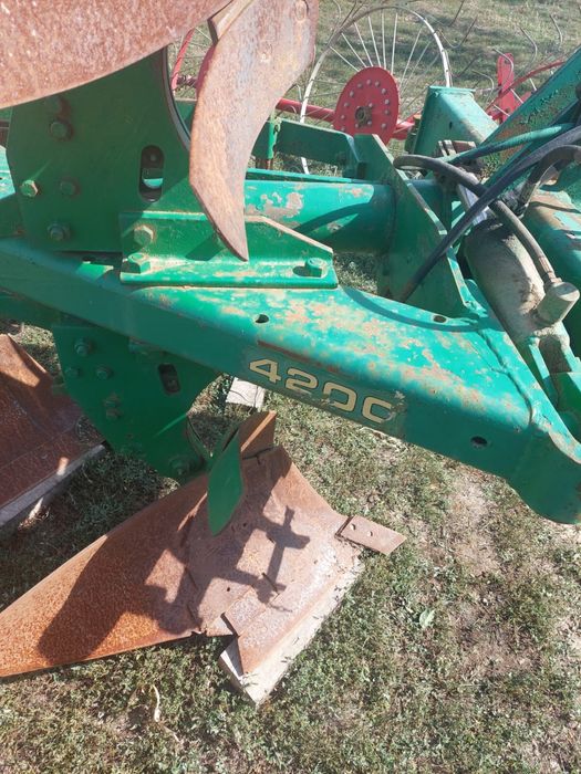 Plug reversibil trei brazde  John Deere