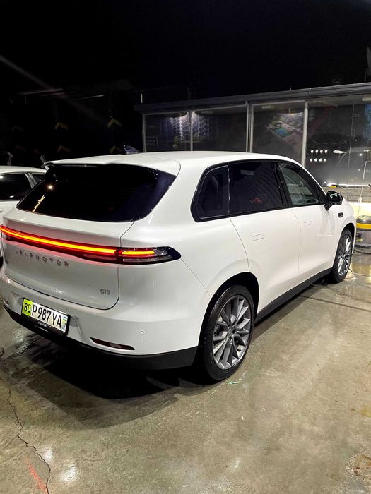 Leapmotor C 10 Электромобили тезда сотилади Оқ-бежевий рангда 2024 йил