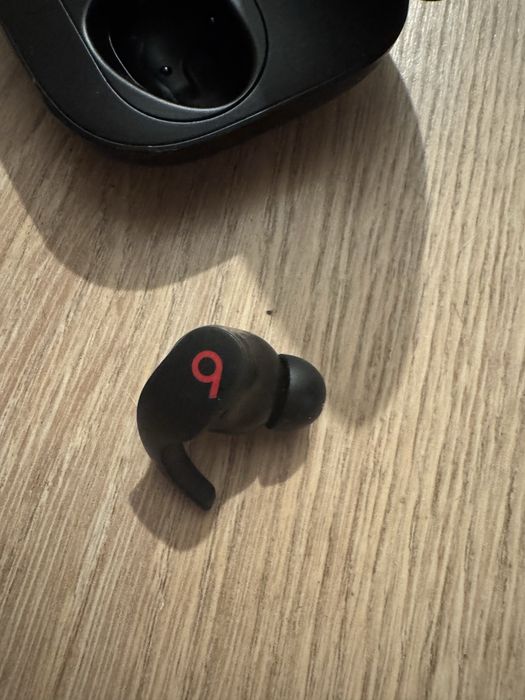 Beats Fit Pro carcasa si casca stanga