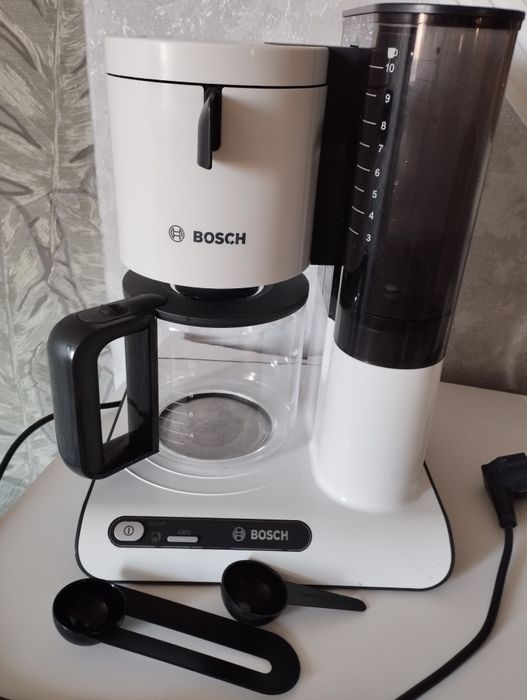 Кофеварка Bosch белая с черным