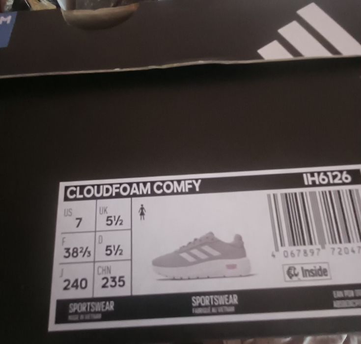 Маратонки adidas нови.Подходящи  за сезона.