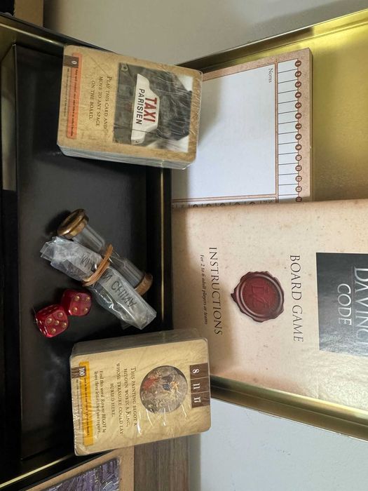 Joc de societate The Da Vinci Code – ediție în cutie metalică, complet, nou