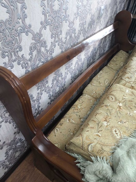 Продам диван дерево