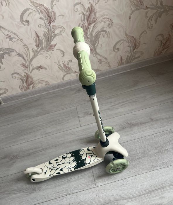 Самокат трёхколёсный