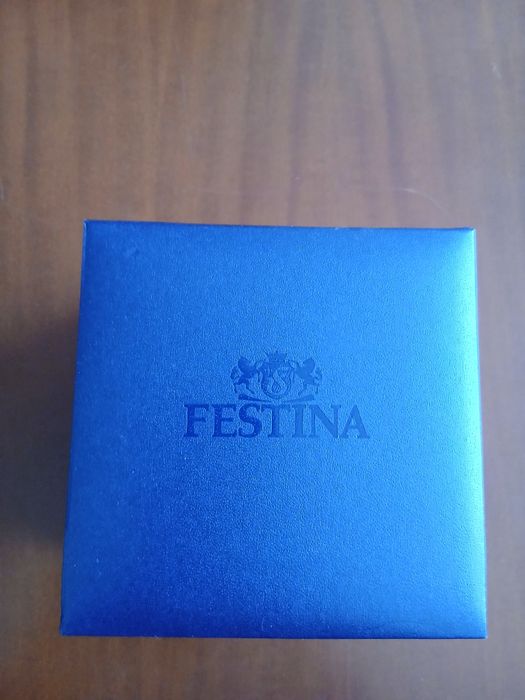 Продавам дамски часовник Festina