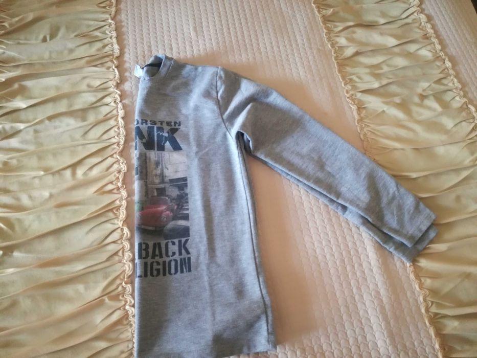 Продавам детска фланелка с дълък ръкав с надписи