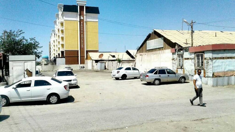 Урганч шахри марказида йул буйида сносда ховли жой сотилади.