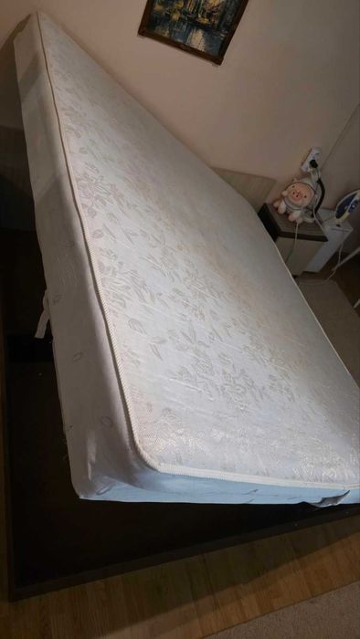 Спалня 180/200 матрак повдигащ механизъм и място за багаж