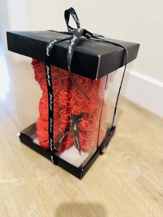 мече от рози в кутия лукс