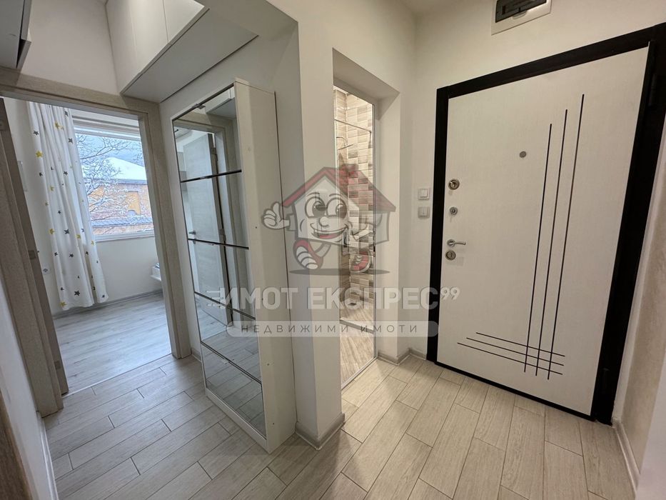 Тристаен обзаведен апартамент, под наем, за първи наематели, до гарата