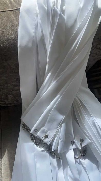 Плътна бяла завеса