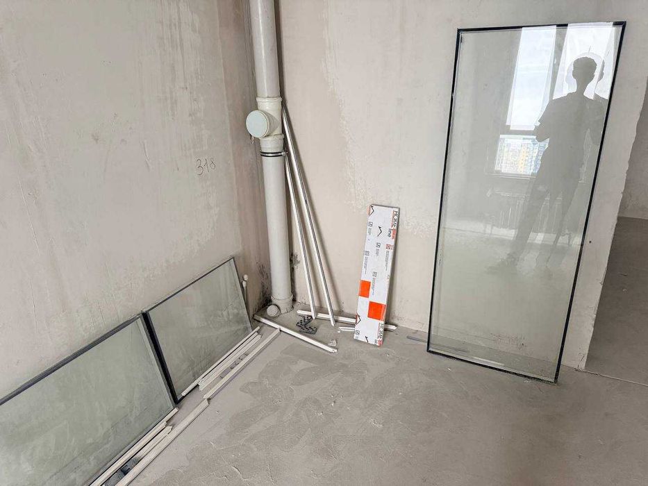 Срочно! Перегородка ПВХ с дверью и окном