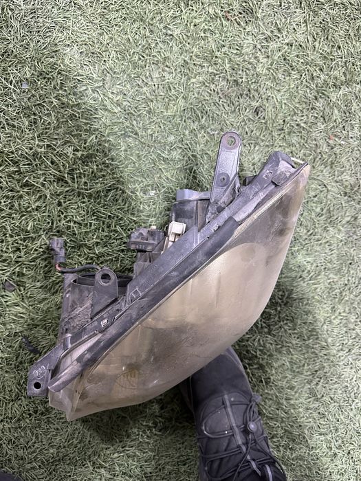 Фара авенсис левая