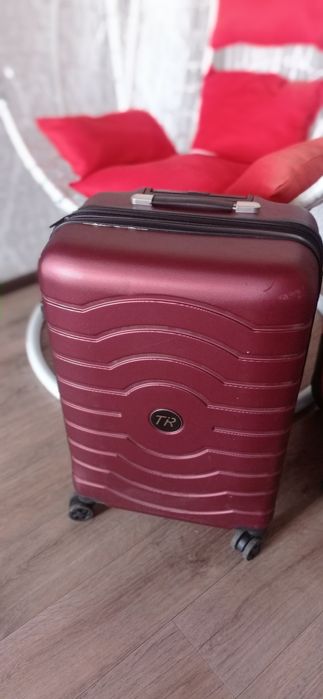 Продам хорошие классные чемоданы