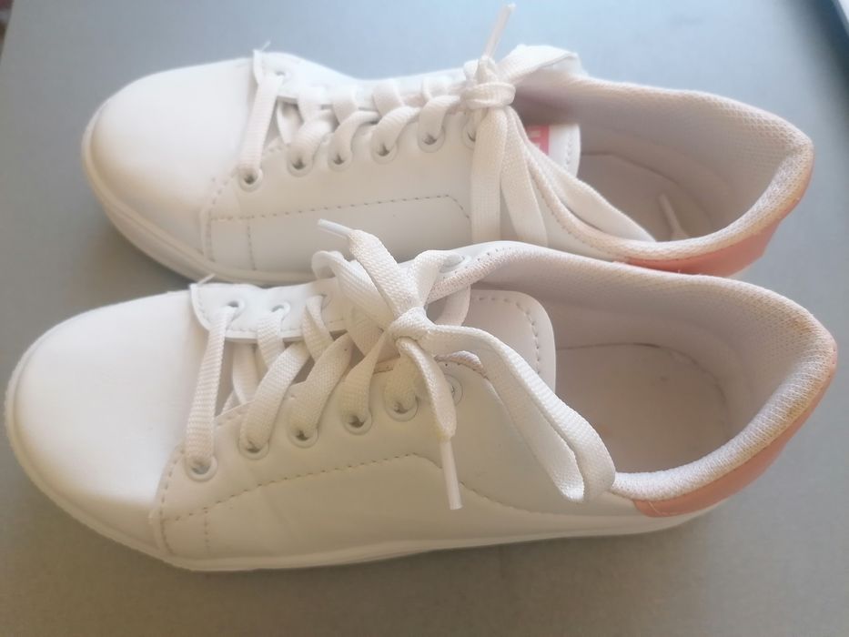 Кецове и сникърси момиче