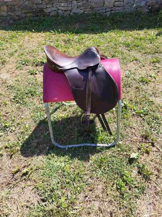 Английско седло със стремена