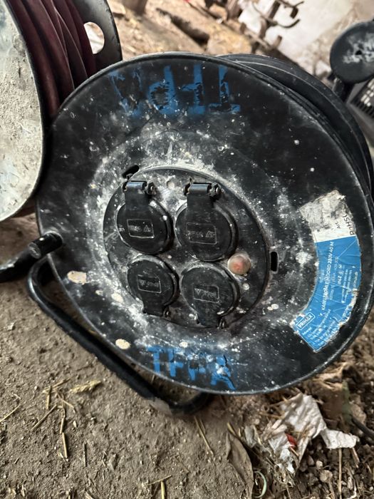 Vand 2 role de curent si un tablou