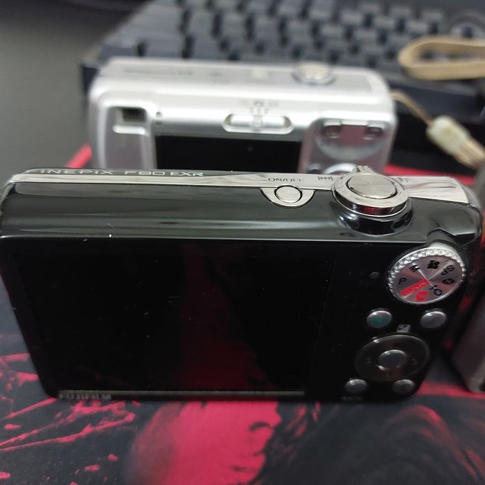 Vând doua aparate foto/video Fujifilm si Sony