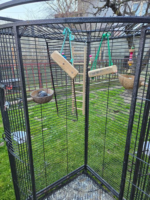 Клетка за птици или Папагали.