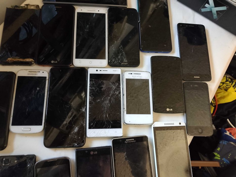 Телефони.        .