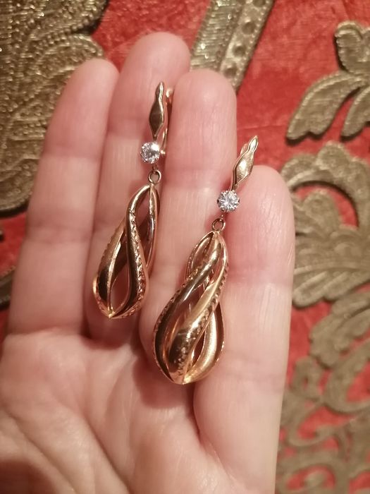 Продам золотые серьги