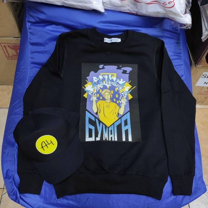 Детские свитшоты (черного цвета) и футболки (белого и черного цвета)