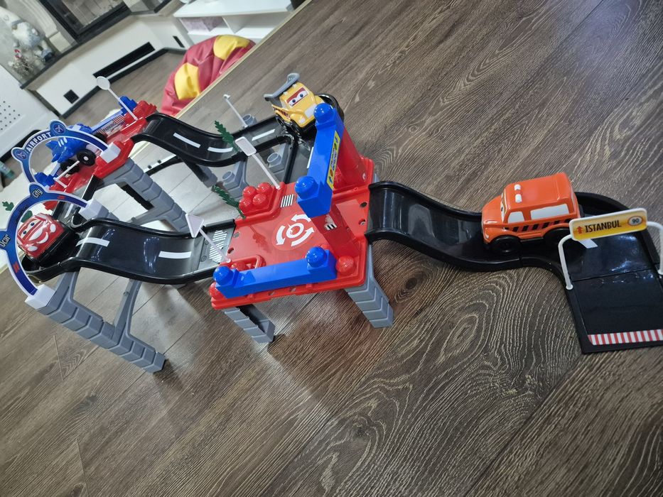 Circuit de masini -pista de mașinuțe