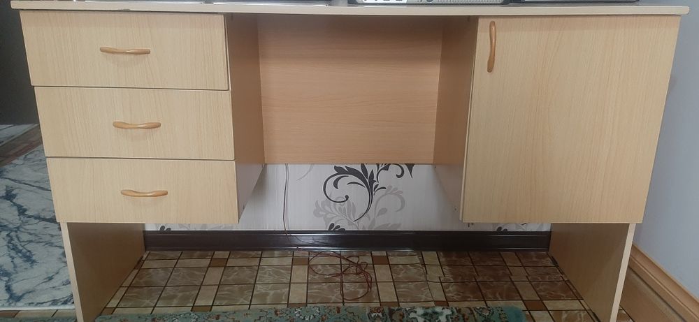 Детский стол и шкафы