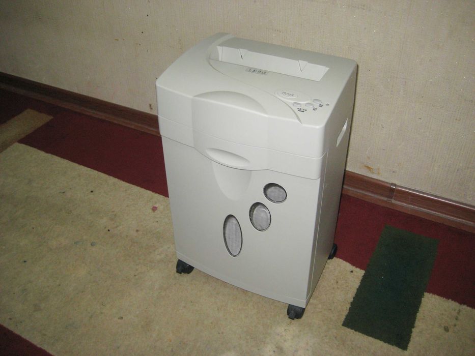 Шредер уничтожитель бумаг 20лт Deli оригинал 100% почти новая !