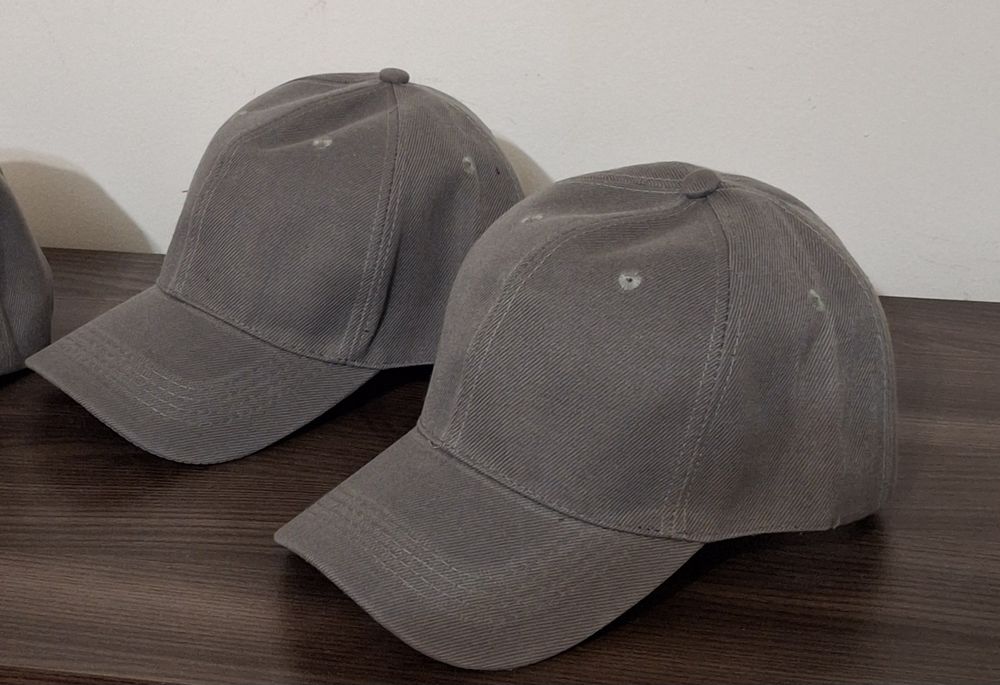 Шапки с козирка всесезонни