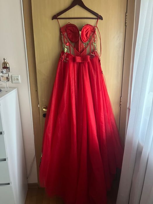 Червена бална рокля