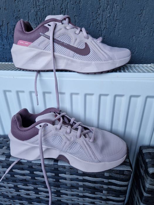 Vand adidasi Nike noi