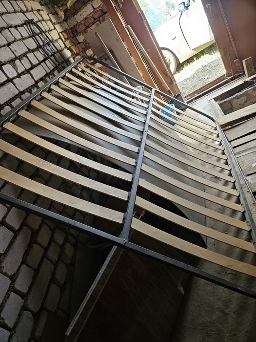 Продам кровать без матраса