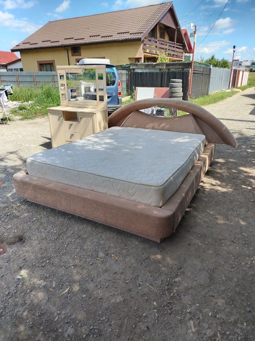 Vănd pat de mijloc cu saltea și comodă în stare foarte bune