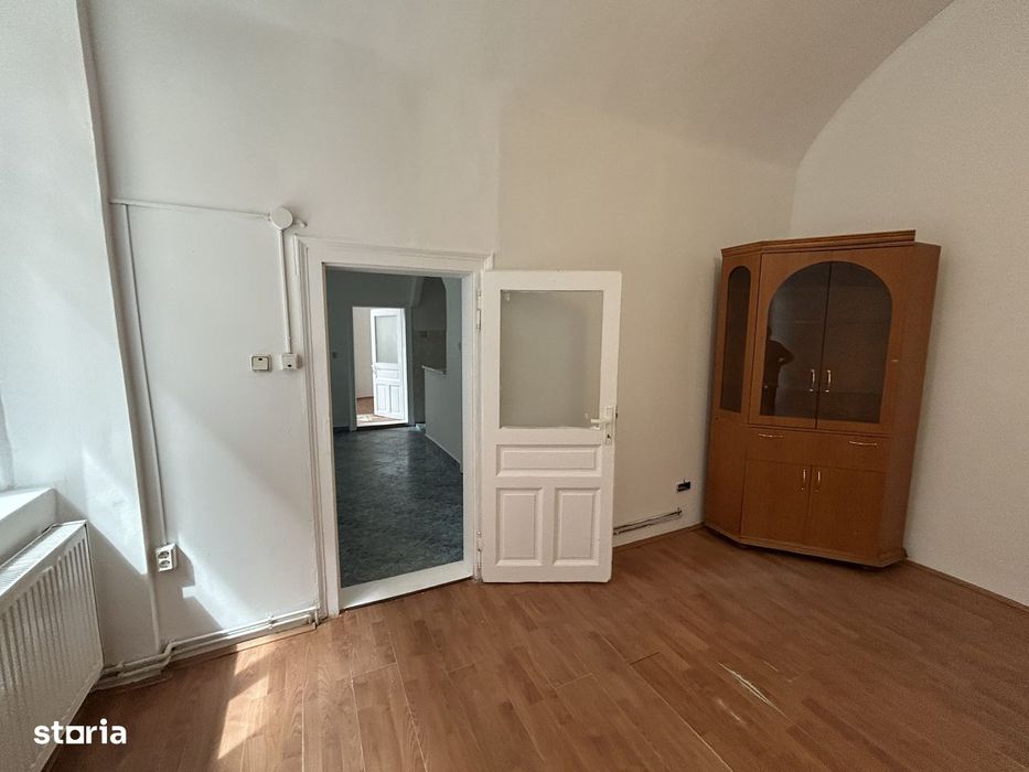 Vand spatiu ultracentral,Revolutiei(Teatru)in curte,parter, st.124 mp.