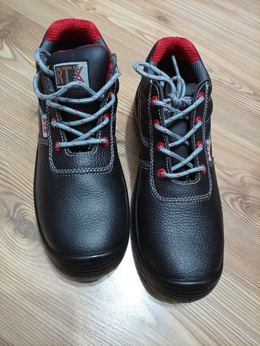 Продавам работни обувки с бомбе