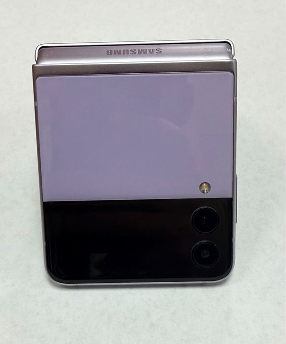 Samsung Z-Flip 3.
