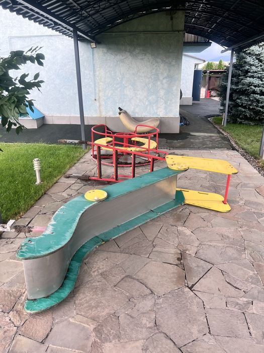 Детская горка и карусель