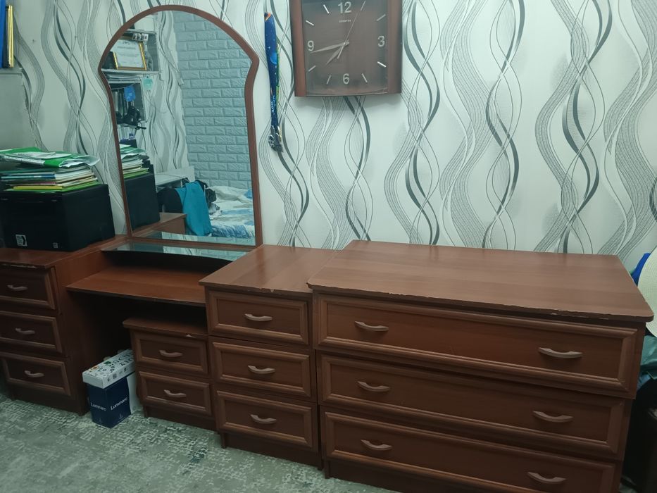 Шифоньер, трюмо, комод, тумбочки и компьютерный стол