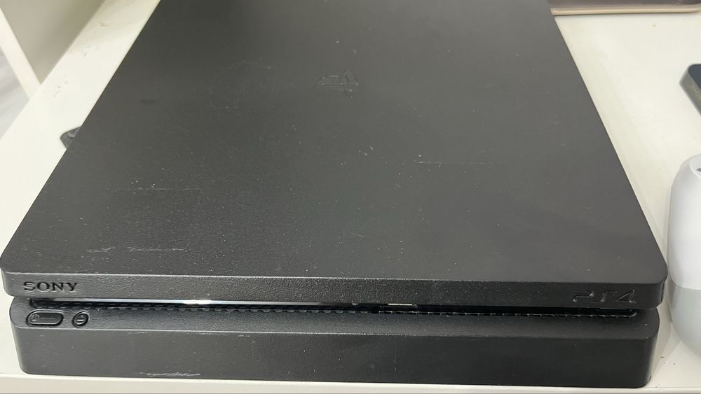 PS4 Slim 1T + 2 геймпада + 5 игр + док-станция