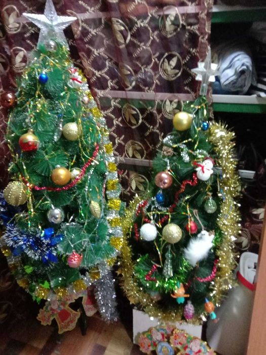Ёлки с игрушками 1.2м и 1м.