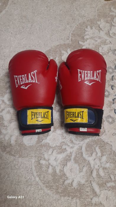 Боксёрские перчатки.